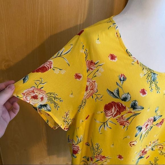 Torrid • Yellow Floral Gauze Button Back Blouse - Picture 5 of 9